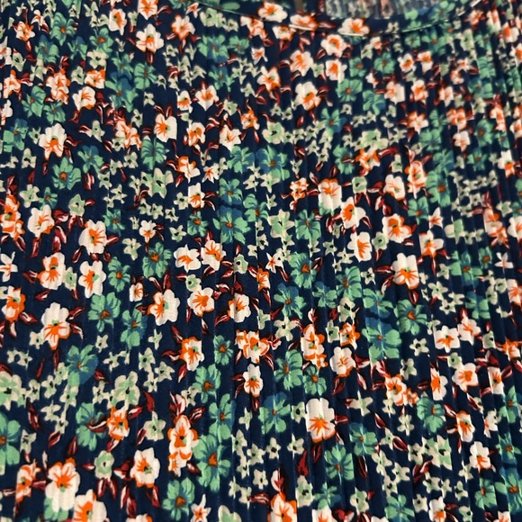 Dressed In LALA Louie Luxe Pleated Two piece Set in Wildflower Size Large - Picture 3 of 12